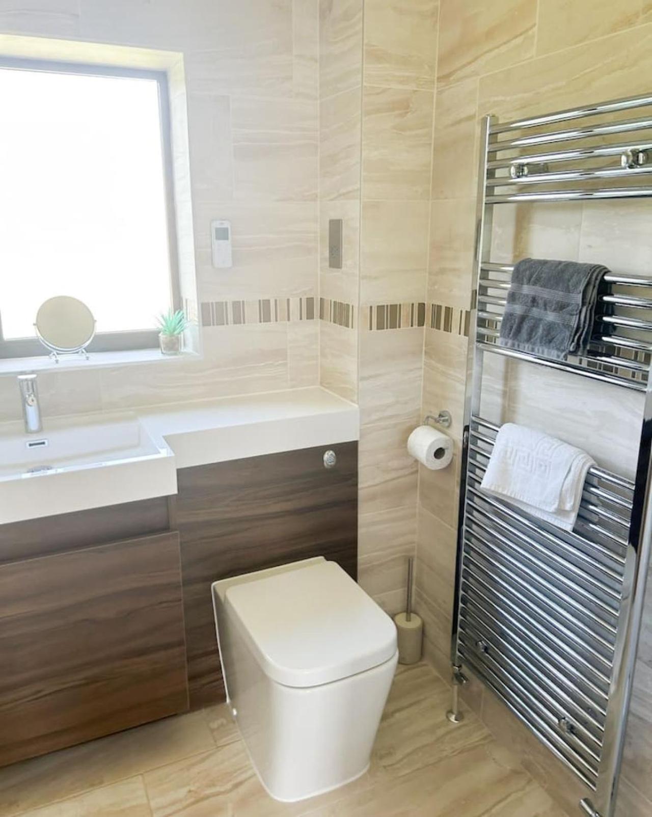 Luxe 5 Bed House In Guildford. Morden Amenities Villa Normandy Dış mekan fotoğraf