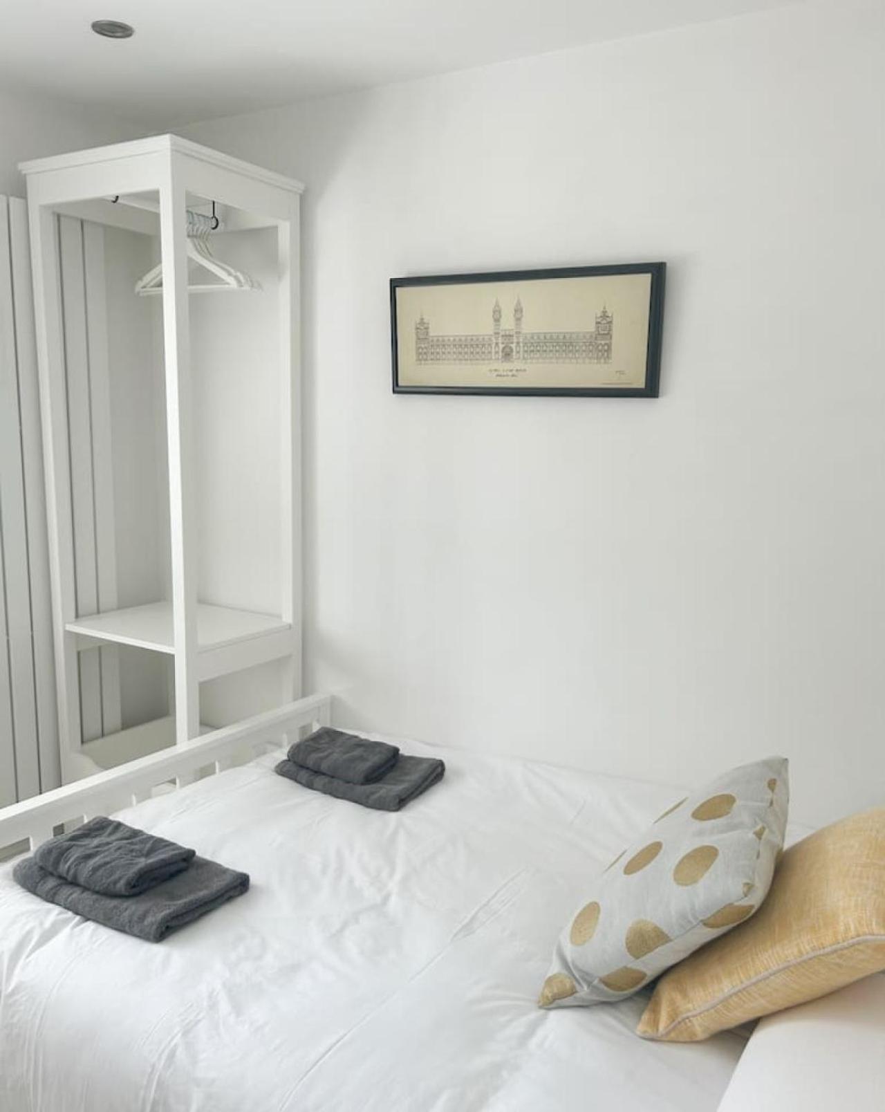 Luxe 5 Bed House In Guildford. Morden Amenities Villa Normandy Dış mekan fotoğraf